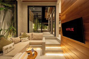 Villa, 2 camere da letto | Soggiorno | TV a schermo piatto 35 pollici con canali via cavo