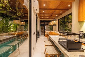 35-tommers fladskærms-tv med kabelkanaler