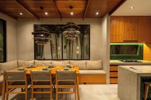 Villa, 2 Bedrooms | Dining room