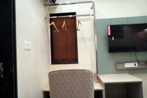 办公桌、免费 WiFi