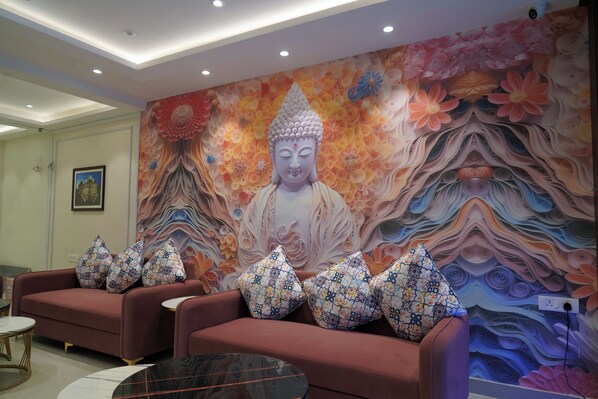 Lobby sitting area - Hotel Anant Inn (Varanasi)