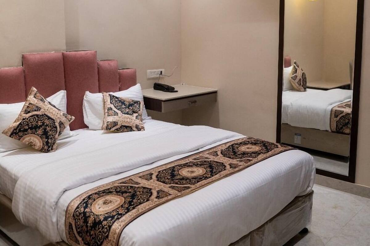 Deluxe Room | Desk, free WiFi