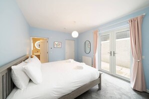 Bureau, fer et planche à repasser, lit parapluie, Wi-Fi gratuit