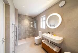 Een douche, een haardroger, handdoeken