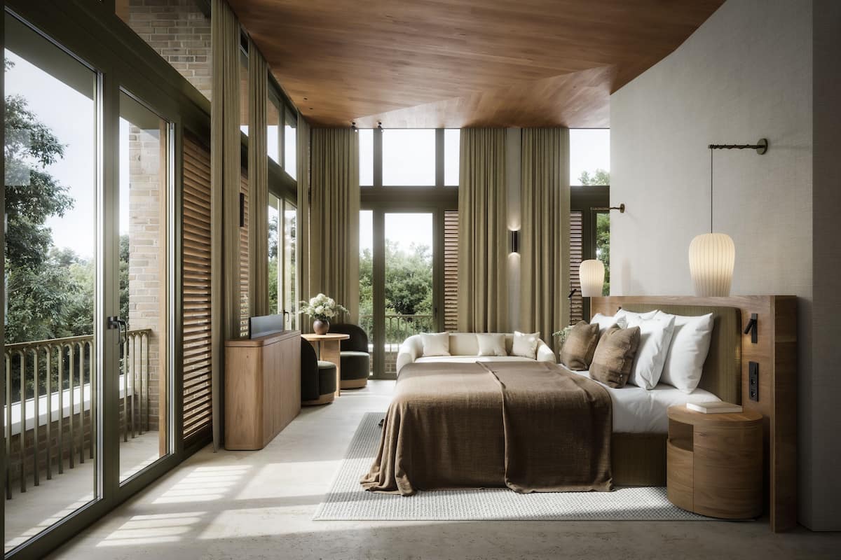 Une chambre moderne avec un grand lit, une table de chevet, une commode et une vue sur l’extérieur grâce à de grandes fenêtres.