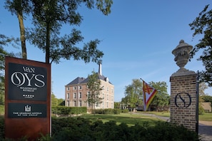 A sign for Van Oys Maastrich Retreat with a brick building in the background. - Van Oys Maastricht Retreat, a Leading Hotel of the World (Eijsden)