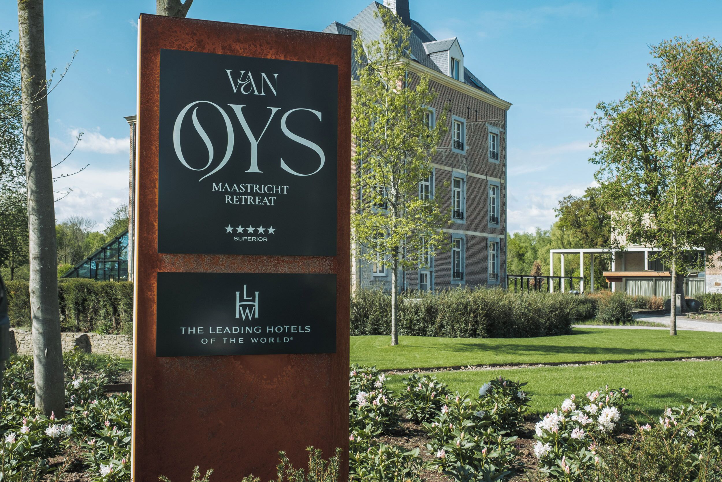 A sign for Van OYS Maastrict Retreat, indicating it is a leading hotel.