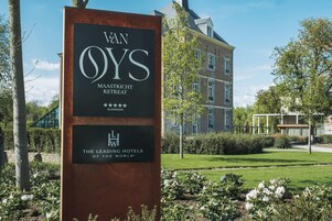 Letrero de Van OYS Maastrict Retreat, que indica que es un hotel de primer nivel.