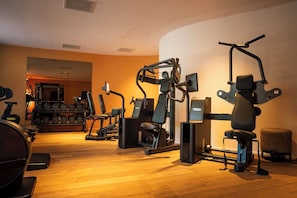 A gym with various exercise equipment, including treadmills, weight machines, and dumbbells. - Van Oys Maastricht Retreat, a Leading Hotel of the World (Eijsden)