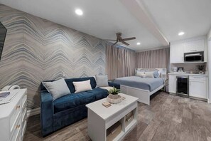 TV - Gorgeous Studio, Steps 2 Beach (San Diego)