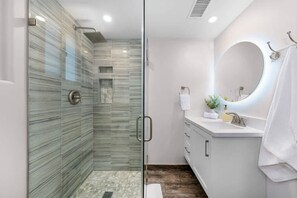 Shower, hair dryer - Gorgeous Studio Steps 2 Beach w/ Parking (San Diego)