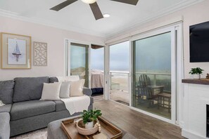 Een televisie en boeken