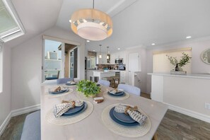 Dining - Stunning Ocean Views Rooftop Deck - Sleeps 10 (San Diego)