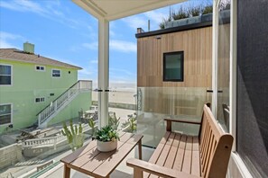 Outdoor dining - Stunning Ocean Views Rooftop Deck - Sleeps 10 (San Diego)