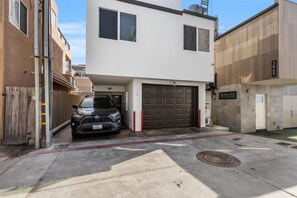 Exterior - Stunning Ocean Views Rooftop Deck - Sleeps 10 (San Diego)