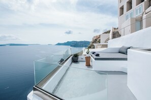 Terrace/patio - Standard Cave Villa with Outdoor Hot Tub (Thira - Santorini)