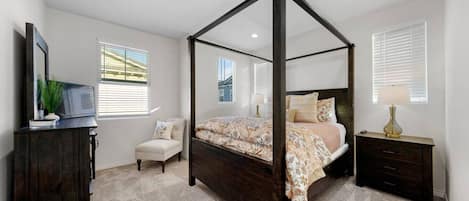 2 habitaciones, escritorio y tabla de planchar con plancha