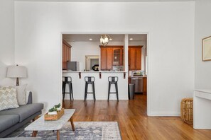 TV - Light & Bright 1BR, 2 mins to Zoo! (San Diego)