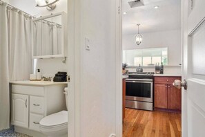 Shower, hair dryer, towels - Light & Bright 1BR, 2 mins to Zoo! (San Diego)