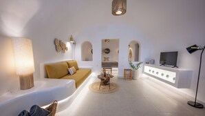 Ein modernes Wohnzimmer mit Sofa, Tisch, Fernseher und einer Badewanne.