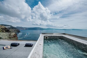 Tina de hidromasaje al aire libre