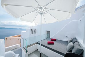 Terrace/patio - Honeymoon Cave Villa with Outdoor Hot Tub (Santorini)