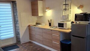Coffee/tea maker, fridge, microwave, oven