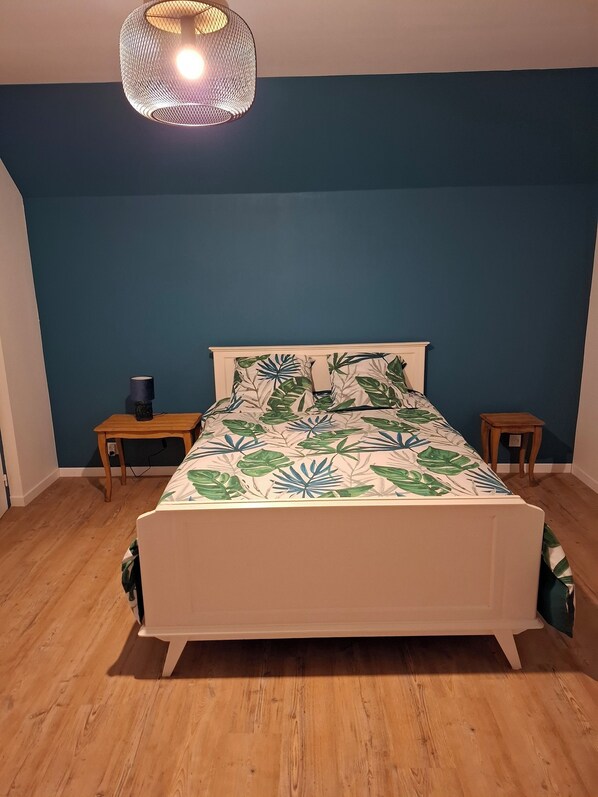 1 chambre, bureau, fer et planche Ă repasser, lit parapluie