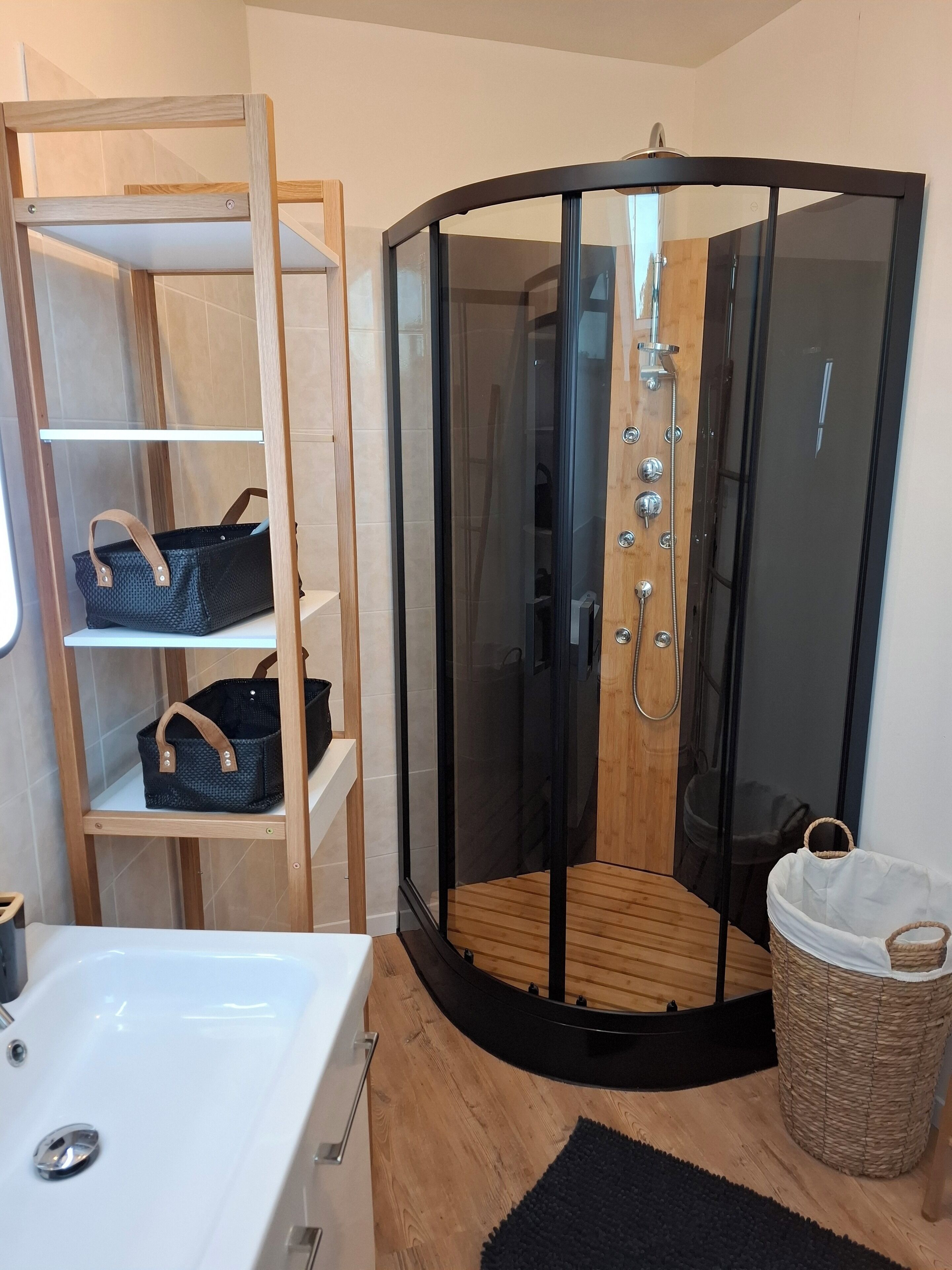 Een douche, een haardroger, zeep, toiletpapier