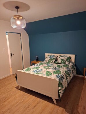 1 chambre, bureau, fer et planche à repasser, lit parapluie