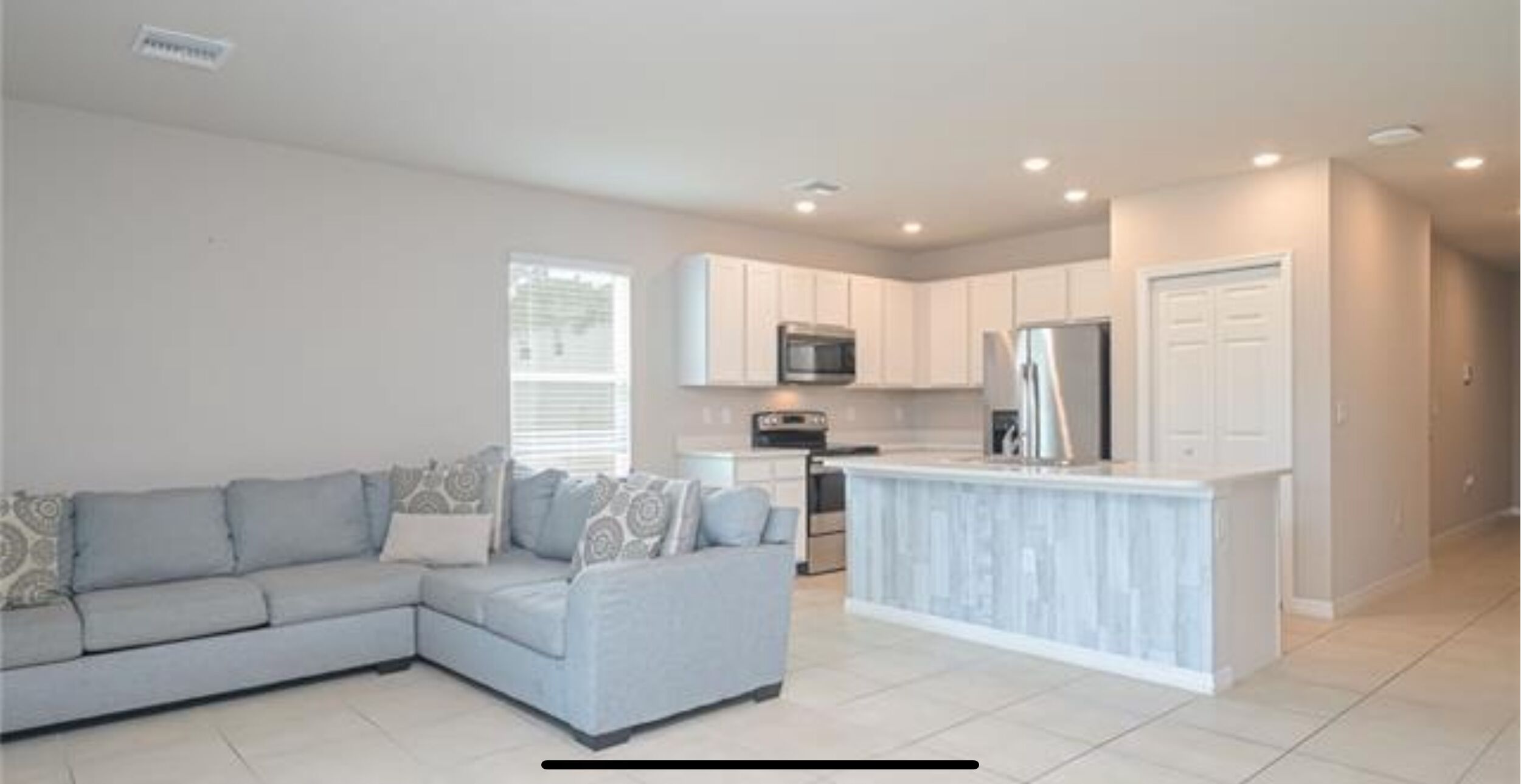3-bedroom Lakefront townhome in Naples with fitness room, Pool, WiFi