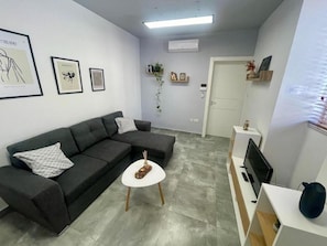 Apartment, 1 Bedroom | Living room | Books