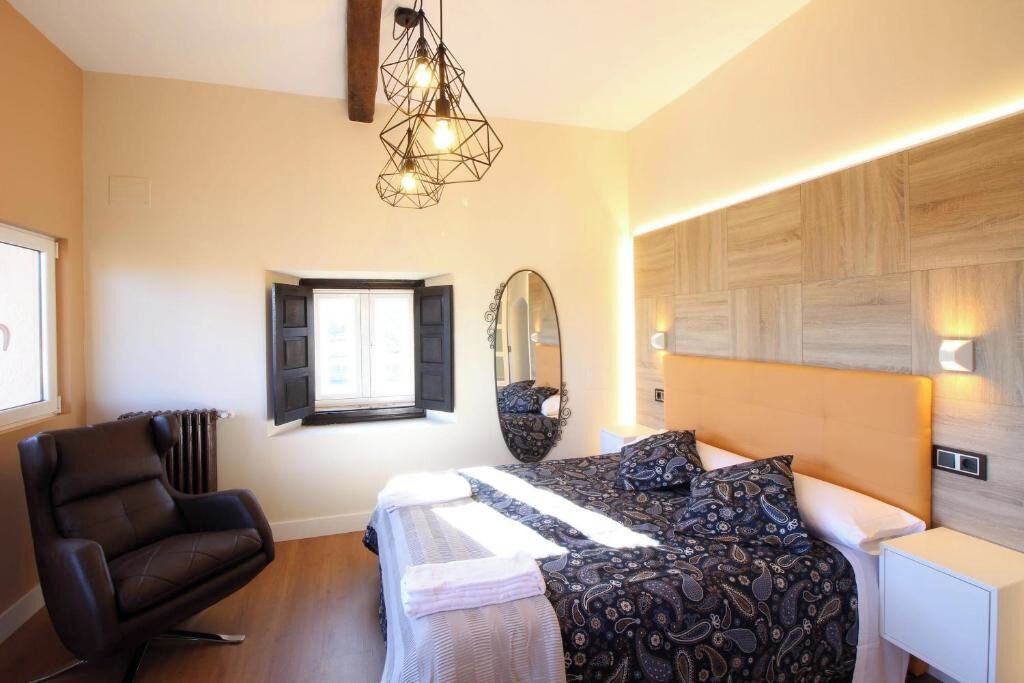 9 chambres, fer et planche à repasser, Wi-Fi, draps fournis