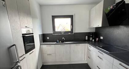 15 Minuten vom Freizeitpark und Seen Entfernt. Ferienwohnung in Ruhiger Lage