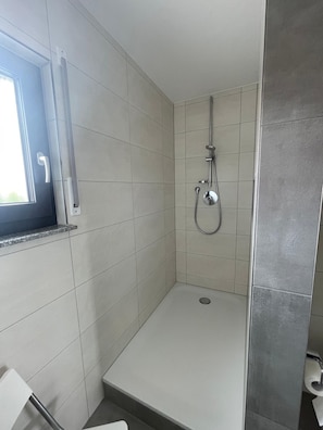 Dusche, Haartrockner, Handtücher, Seife