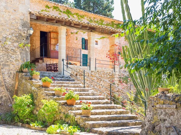 Comfort House, 2 Bedrooms, Mountain View | Terrace/patio