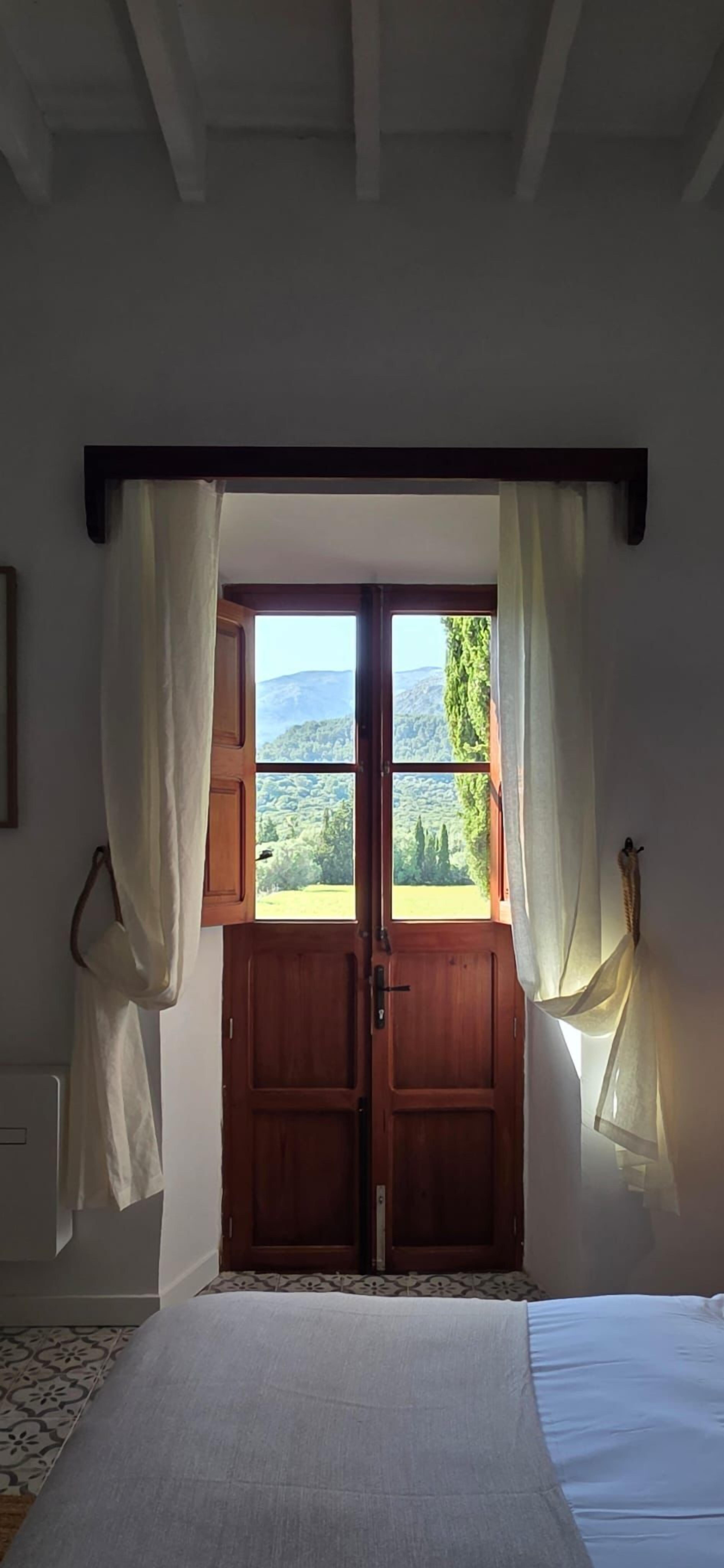 Habitación superior, vista al jardín | Caja de seguridad en la habitación y tabla de planchar con plancha 