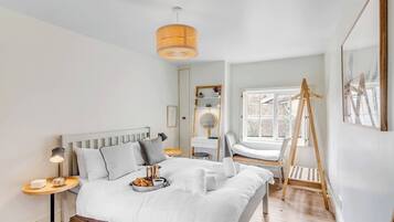 2 bedrooms, desk, iron/ironing board, travel cot