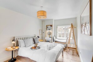 2 chambres, bureau, fer et planche à repasser, lit parapluie