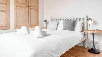 2 bedrooms, desk, iron/ironing board, travel crib