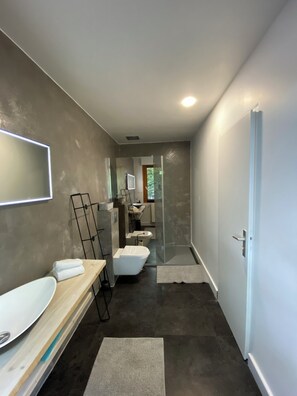 Douche, serviettes fournies
