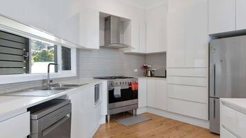 Jääkaappi, mikroaaltouuni, uuni, liesi