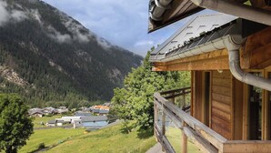 A wooden cabin with a balcony overlooking a valley and mountains. - Résidence Chalet Les Amis (Peisey-Nancroix)