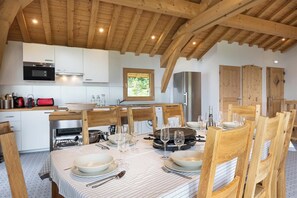 TRIPLEX AIGUILLE ROUGE | Dining room