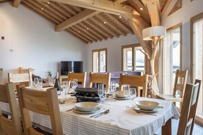 TRIPLEX AIGUILLE ROUGE | Dining room