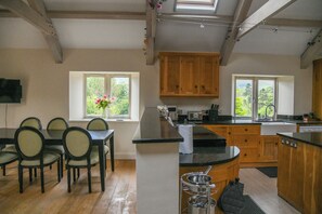 Family Cottage | Private kitchen | Microwave, oven, stovetop, dishwasher - Ridgeway Cottage at Lovelady Shield (Alston)