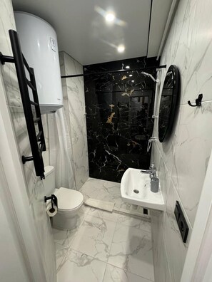 Eenvoudig appartement | Badkamer | Een douche, gratis toiletartikelen, een haardroger, pantoffels