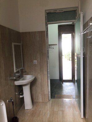 Standard Villa | Bilik Mandi | Tab mandi dan pancuran berasingan, tuala disediakan, sabun, tisu tandas 