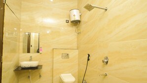 Un baño con lavamanos, inodoro y ducha.