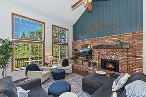 テレビ、暖炉、テーブルサッカー台、書庫